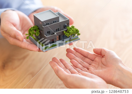 住宅を手渡すミドル夫婦の手元 128648753