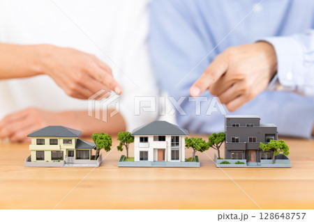 住宅を選ぶミドル夫婦 128648757