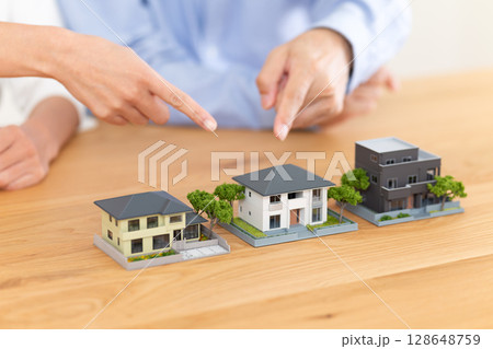 住宅を選ぶミドル夫婦 住宅を選ぶミドル夫婦 128648759