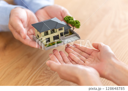 住宅を手渡すミドル夫婦の手元 128648785