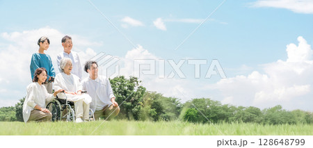公園にいる三世代ファミリー,三世代家族 128648799