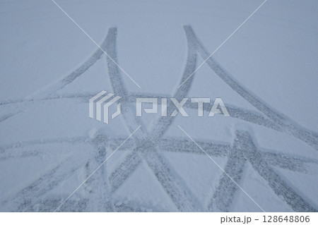 雪の日のタイヤの轍跡 128648806