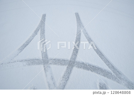雪の日のタイヤの轍跡 雪の日のタイヤの轍跡 128648808