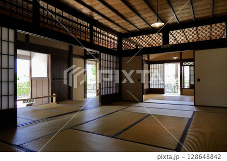 光差し込む畳の和室 128648842