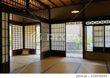 障子から光差し込む畳の大広間 障子から光差し込む畳の大広間 128648843