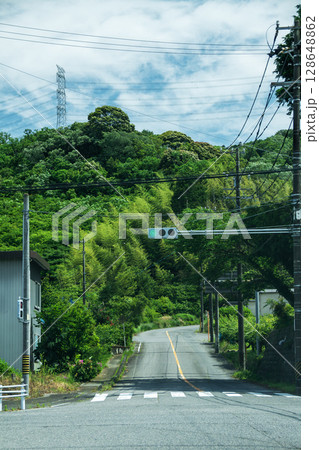 山間部の道路に設置された信号機（青信号） 128648862