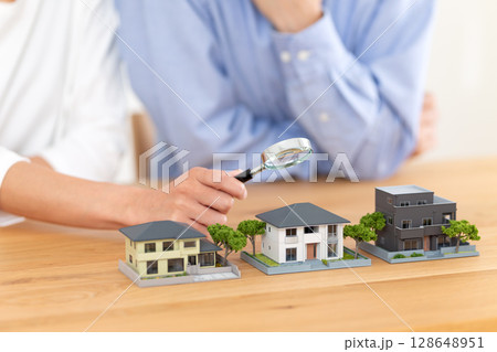 住宅を選ぶミドル夫婦 128648951