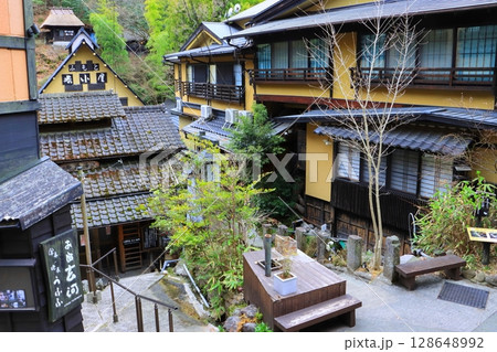 温泉街（黒川温泉・熊本県南小国町） 128648992