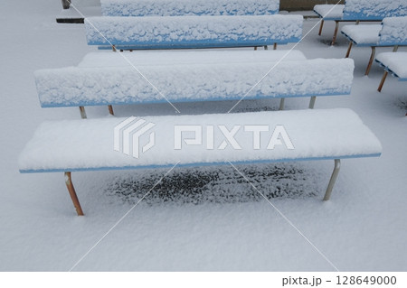 雪積もる待合所のベンチ 雪積もる待合所のベンチ 128649000