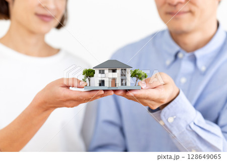 住宅を選ぶミドル夫婦 128649065