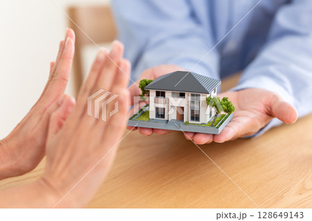 住宅を手渡すミドル夫婦の手元 住宅を手渡すミドル夫婦の手元 128649143