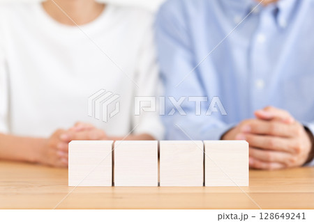 白いキューブブロックとミドル夫婦 128649241