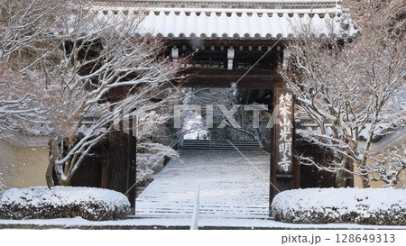 雪の粟生光明寺 128649313