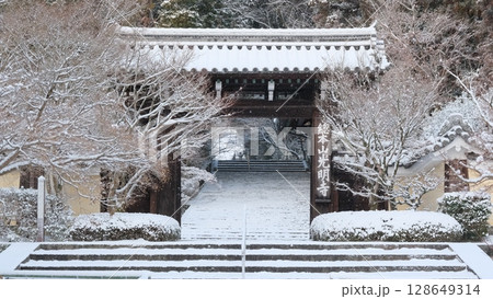 雪の粟生光明寺 128649314