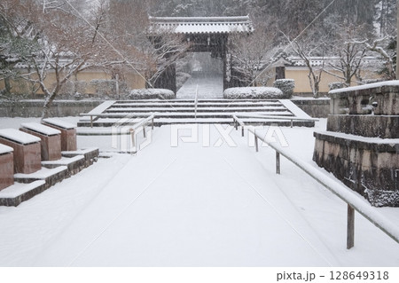 雪の粟生光明寺 雪の粟生光明寺 128649318