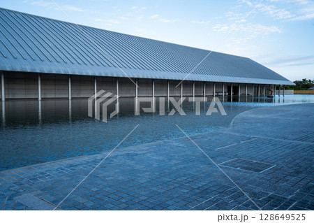 水辺に映る美しい神殿 128649525