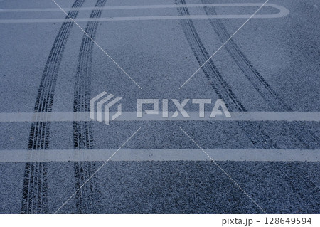 雪の日のタイヤの轍跡 128649594