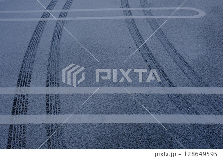 雪の日のタイヤの轍跡 128649595