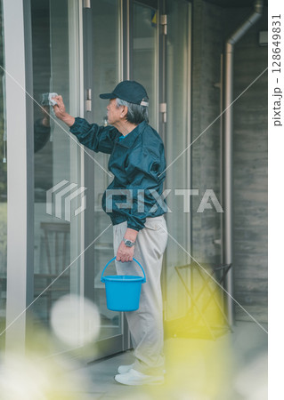 80 year olds 128649831