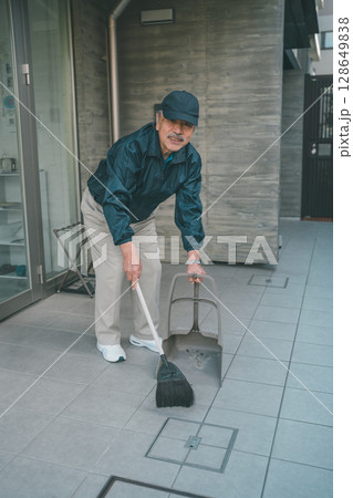 80 year olds 80 year olds 128649838