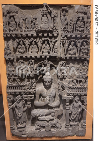 お釈迦様の生涯を表した詳しい仏伝彫刻のうち祇園精舎での奇跡を面チーズにしたガンダーラ彫刻 128649893