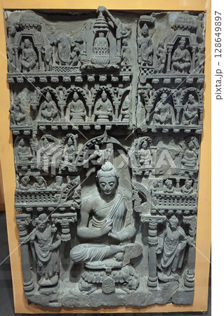 お釈迦様の生涯を表した詳しい仏伝彫刻のうち祇園精舎での奇跡を面チーズにしたガンダーラ彫刻 128649897