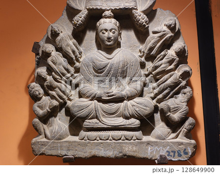 お釈迦様の生涯を表した詳しい仏伝彫刻のうち祇園精舎での奇跡を面チーズにしたガンダーラ彫刻 128649900