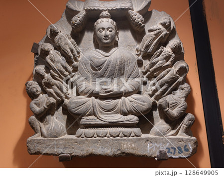 お釈迦様の生涯を表した詳しい仏伝彫刻のうち祇園精舎での奇跡を面チーズにしたガンダーラ彫刻 お釈迦様の生涯を表した詳しい仏伝彫刻のうち祇園精舎での奇跡を面チーズにしたガンダーラ彫刻 128649905
