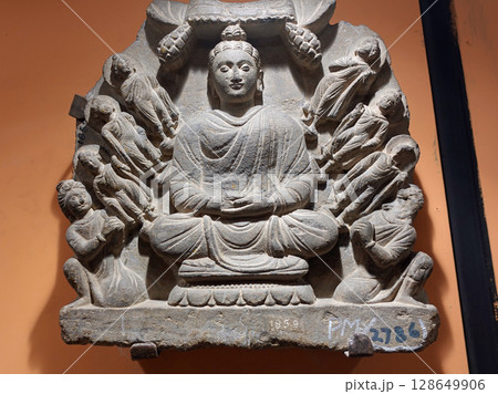 お釈迦様の生涯を表した詳しい仏伝彫刻のうち祇園精舎での奇跡を面チーズにしたガンダーラ彫刻 お釈迦様の生涯を表した詳しい仏伝彫刻のうち祇園精舎での奇跡を面チーズにしたガンダーラ彫刻 128649906