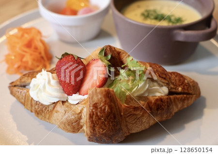 イチゴとクリームチーズのクロワッサンサンドのワンプレート イチゴとクリームチーズのクロワッサンサンドのワンプレート 128650154