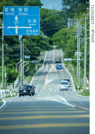 右折レーンのある交差点 128650331