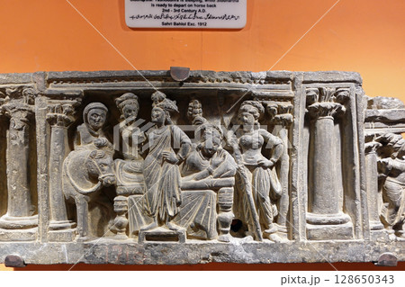 ガンダーラの要衝都市パキスタンのペシャワールにある博物館に展示されるシッダルタ王子の出城前夜の彫刻 128650343