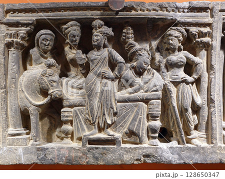 ガンダーラの要衝都市パキスタンのペシャワールにある博物館に展示されるシッダルタ王子の出城前夜の彫刻 ガンダーラの要衝都市パキスタンのペシャワールにある博物館に展示されるシッダルタ王子の出城前夜の彫刻 128650347