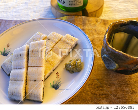 うなぎの白焼きと日本酒 〜大人の和食時間〜 128650883