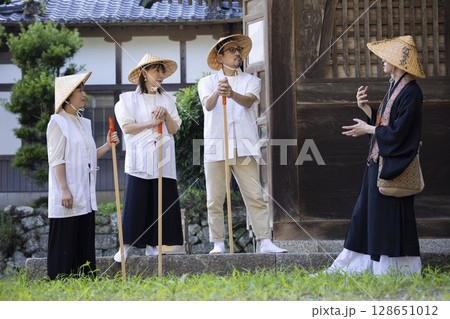 住職さんとお遍路さん 128651012