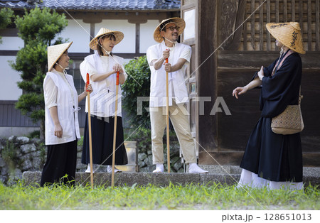 住職さんとお遍路さん 128651013