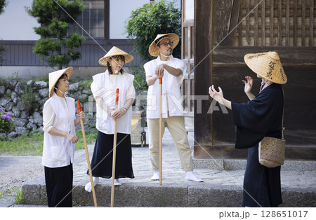 住職さんとお遍路さん 128651017