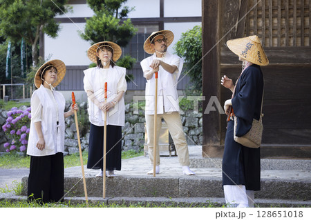 住職さんとお遍路さん 128651018