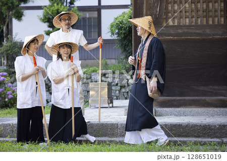 住職さんとお遍路さん 住職さんとお遍路さん 128651019