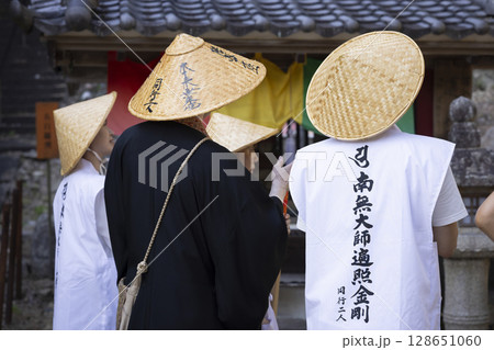 住職さんとお遍路さん 128651060