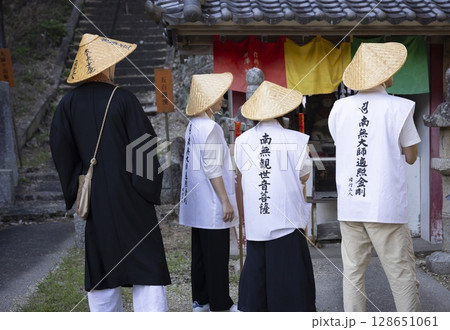 住職さんとお遍路さん 128651061