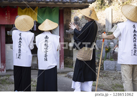 住職さんとお遍路さん 128651062