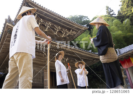 住職さんとお遍路さん 住職さんとお遍路さん 128651065