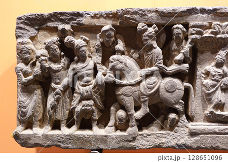 お釈迦様の生涯を表した詳しい仏伝彫刻を展示するパキスタンのペシャワル博物館に展示される小彫刻 128651096