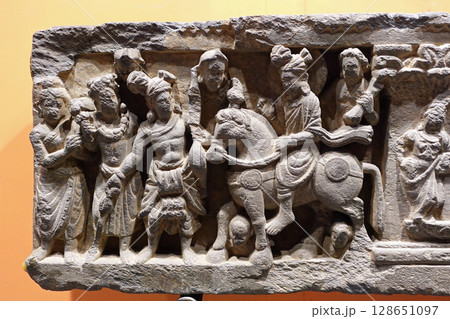 お釈迦様の生涯を表した詳しい仏伝彫刻を展示するパキスタンのペシャワル博物館に展示される小彫刻 128651097