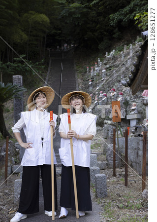 巡礼するお遍路さん 巡礼するお遍路さん 128651277