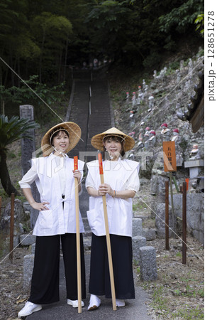 巡礼するお遍路さん 128651278
