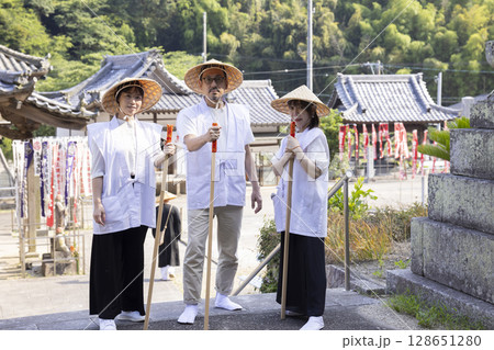 巡礼するお遍路さん 128651280