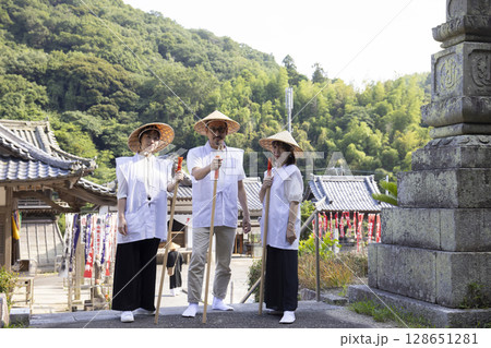 巡礼するお遍路さん 128651281