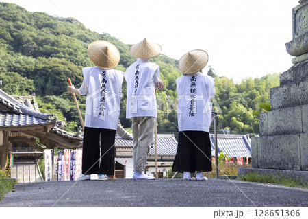 巡礼するお遍路さん 128651306